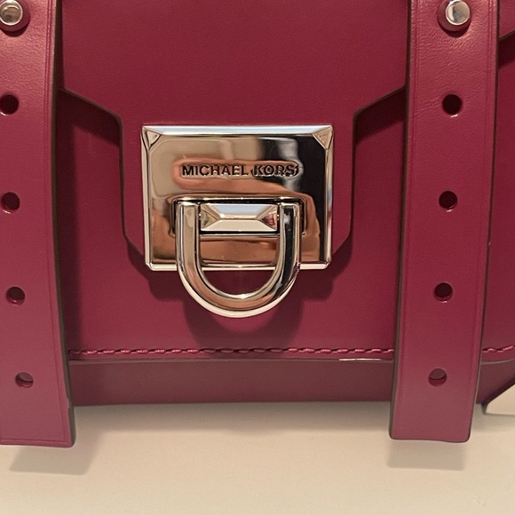 NWOT Michael Kors Manhattan Leather Crossbody bag. Burgundy colour. - Picture 3 of 13